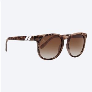 NWOT Blenders Tiger Mark Sunglasses
